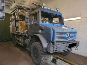 شاحنة مقفلة Mercedes-Benz Unimog 452