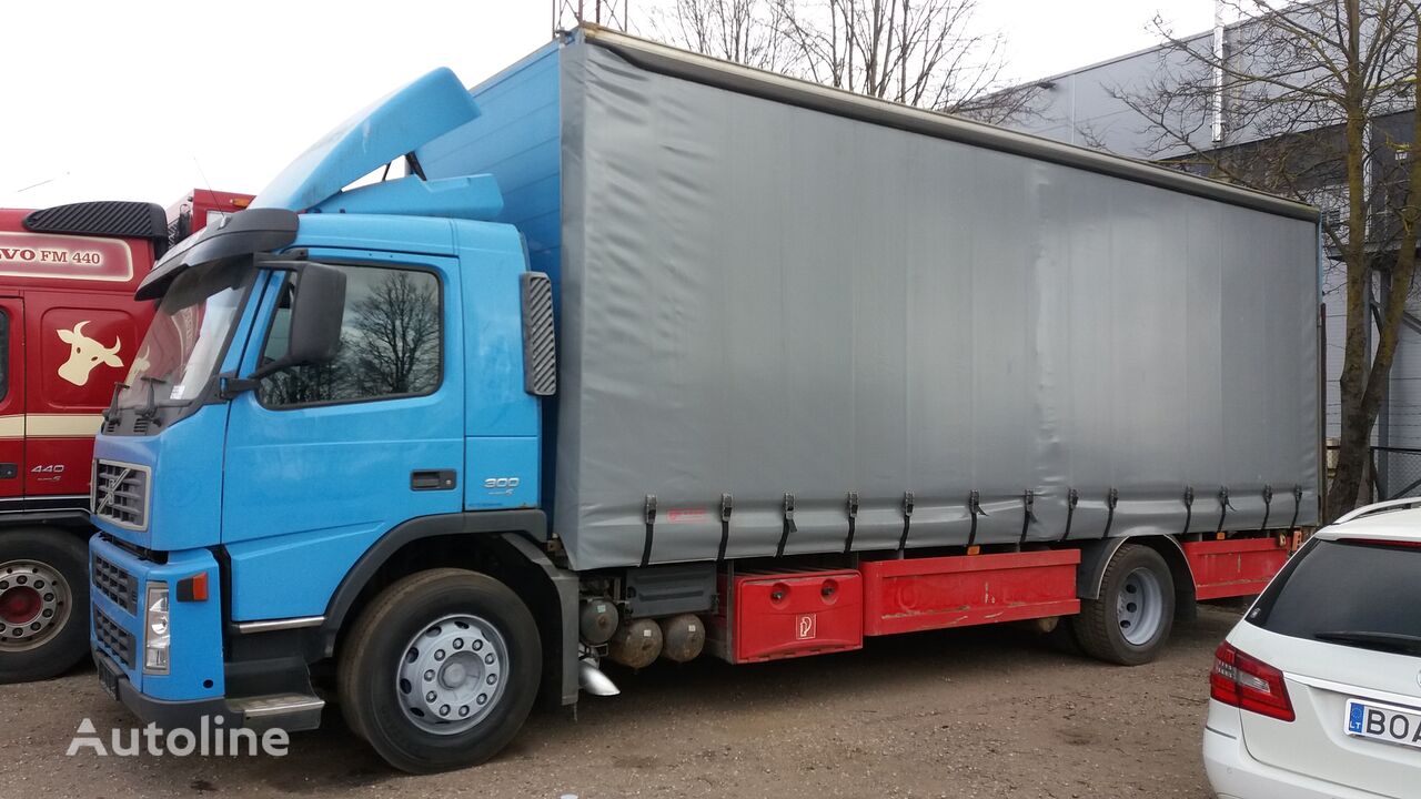 شاحنة ذات أغطية جانبية Volvo FM 300